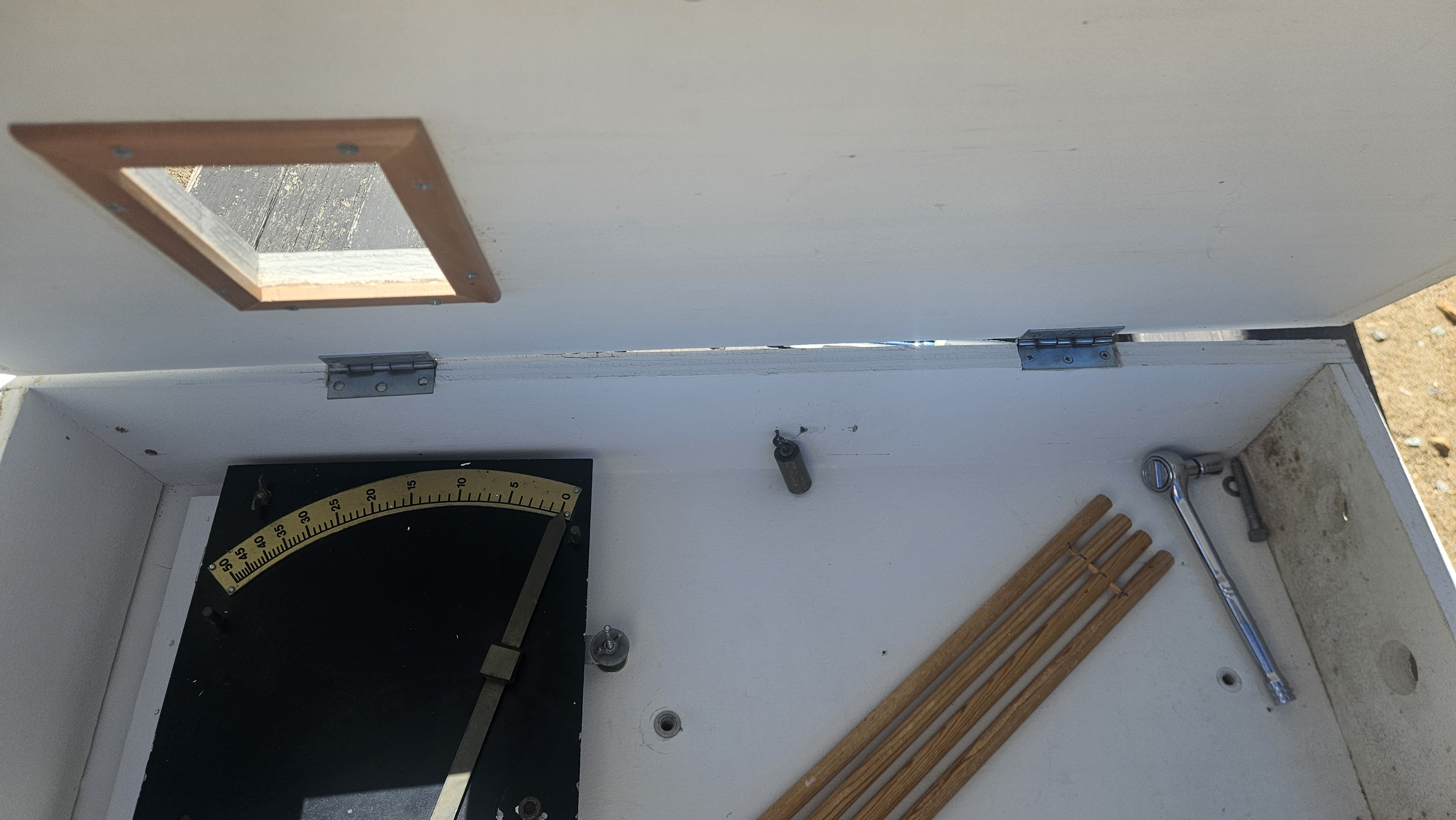 Inside the cabinet: the zero-to-fifty fuel-moisture scale and the wooden fuel sticks